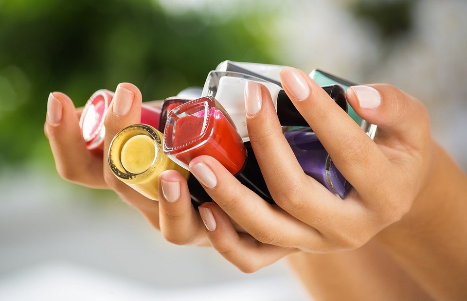 Как правильно красить ногти обычным лаком: пошаговая инструкция и 30 идей модного маникюра