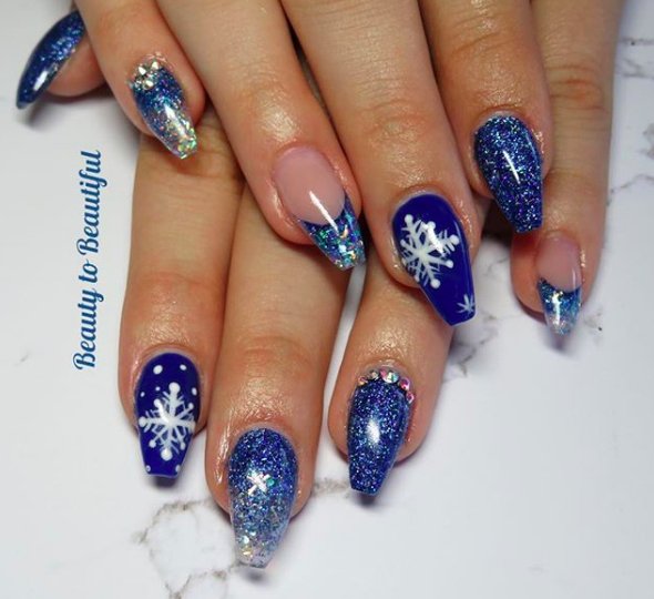 синие длинные ногти с новогодним рисунком