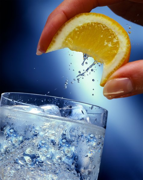 лимон в стакане минеральной воды