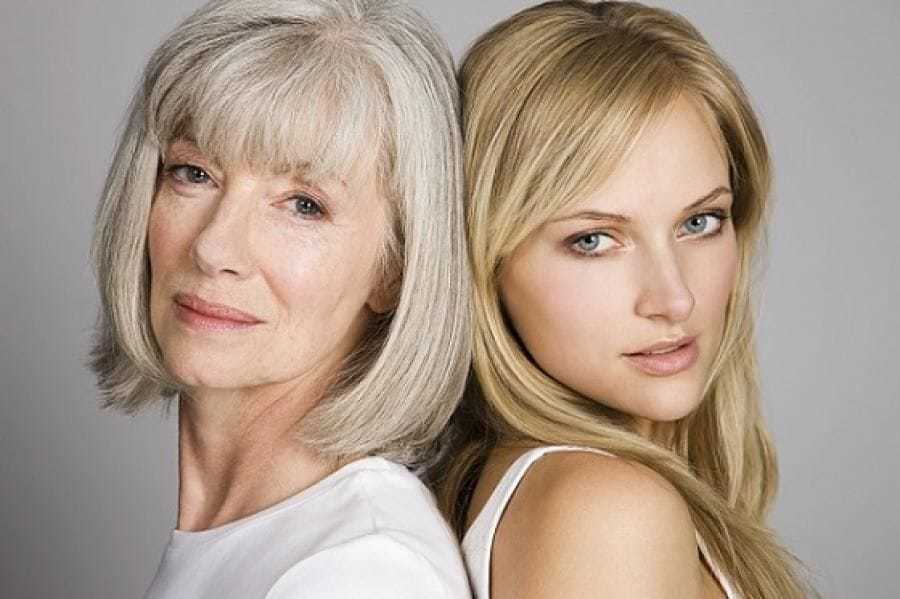 Две женщины разного возраста - одна седоволосая, вторая - золотистая блондинка