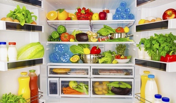 овощи и фрукты для освежающей маски в холодильнике