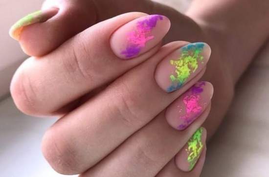 Цветная фольга на ногтях