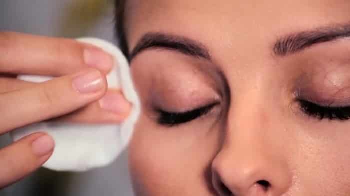 Снятие макияжа с глаз ватным диском