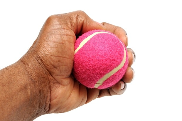 Сжатие кистью теннисного мячика