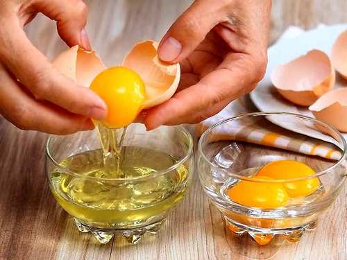 Разделение яйца на белок и желток