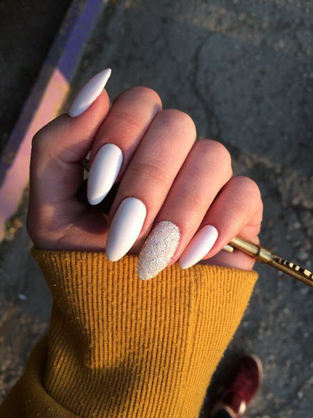 Модный дизайн маникюра с белым гель-лаком на миндалевидные ногти: фото 2020