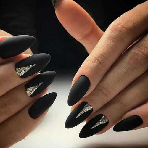 Черные матовые ногти миндальной формы