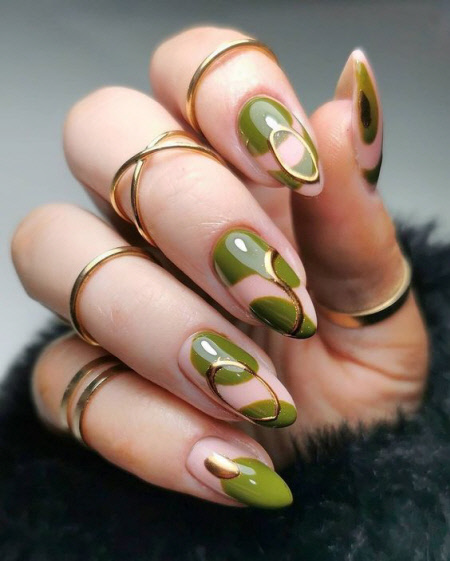 Зеленый дизайн ногтей с золотом