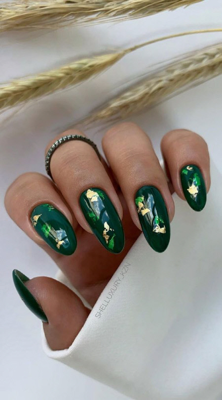 Зеленый дизайн ногтей с золотом