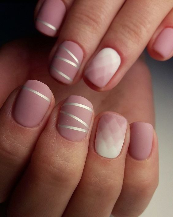 Матовый эффект на светлых ногтях